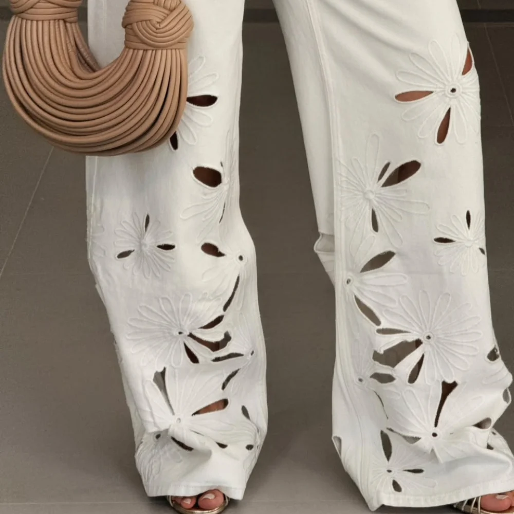 Calça Jeans Flare Floral Vazada